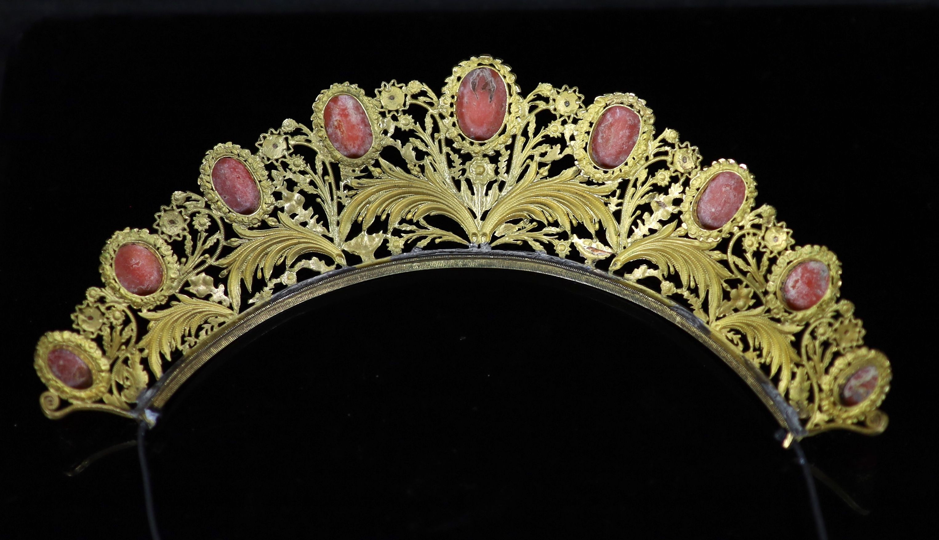 A Regency gilt metal/pinchbeck and graduated nine stone coral set tiara